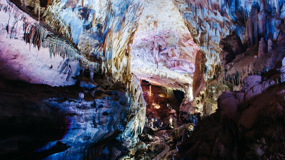 Красивый вид внутри пещеры Прометея