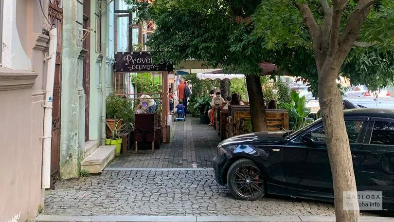 Видна вход в террасу Provence cafe Batumi