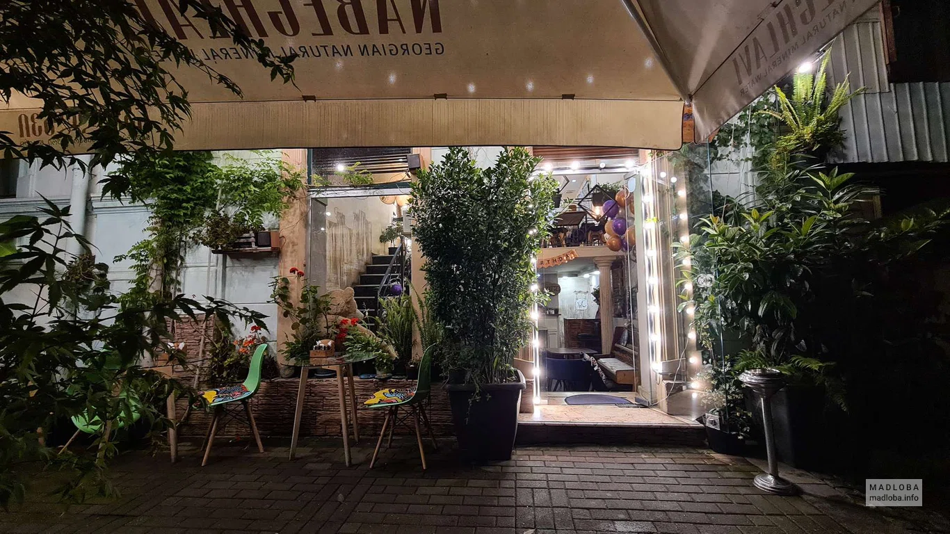 Вход в кофейню Provence cafe Batumi