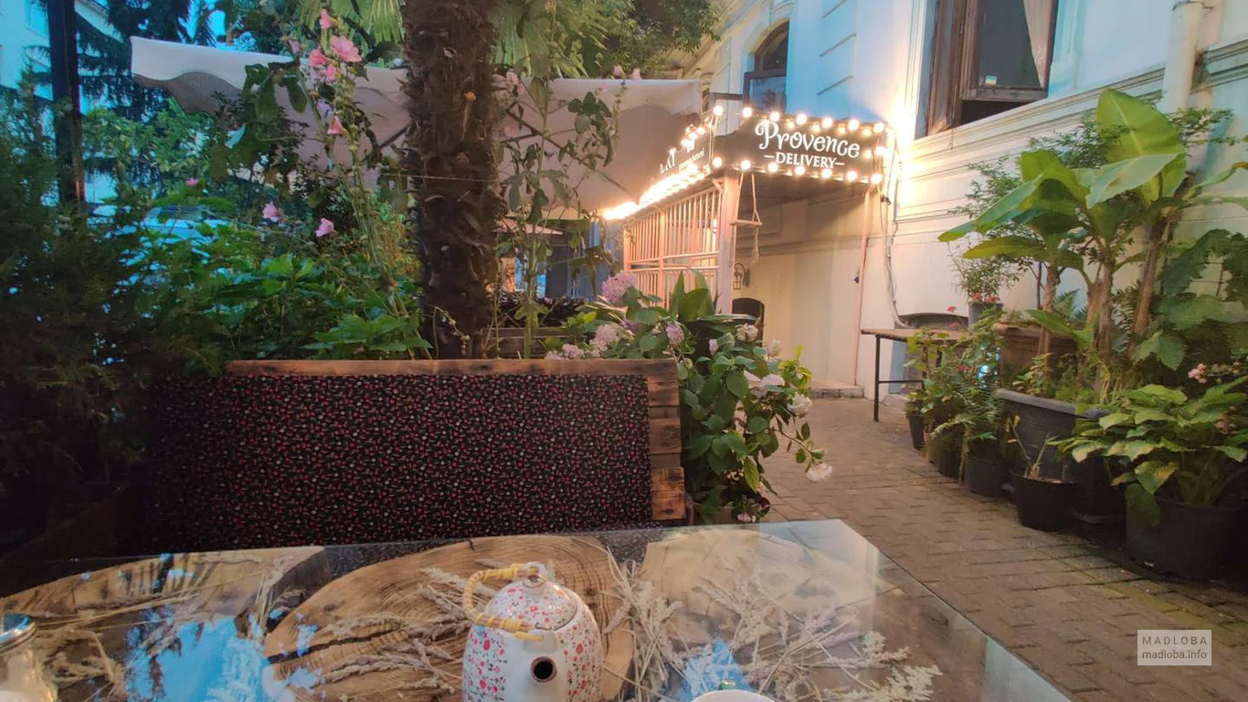 Вид из террасы Provence cafe Batumi