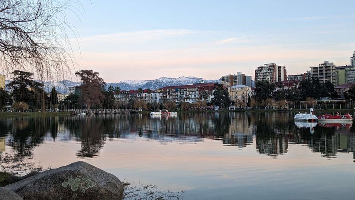 ელექტრო ნავების და კატამარანის დაქირავება (პარკი 6 მაისი)