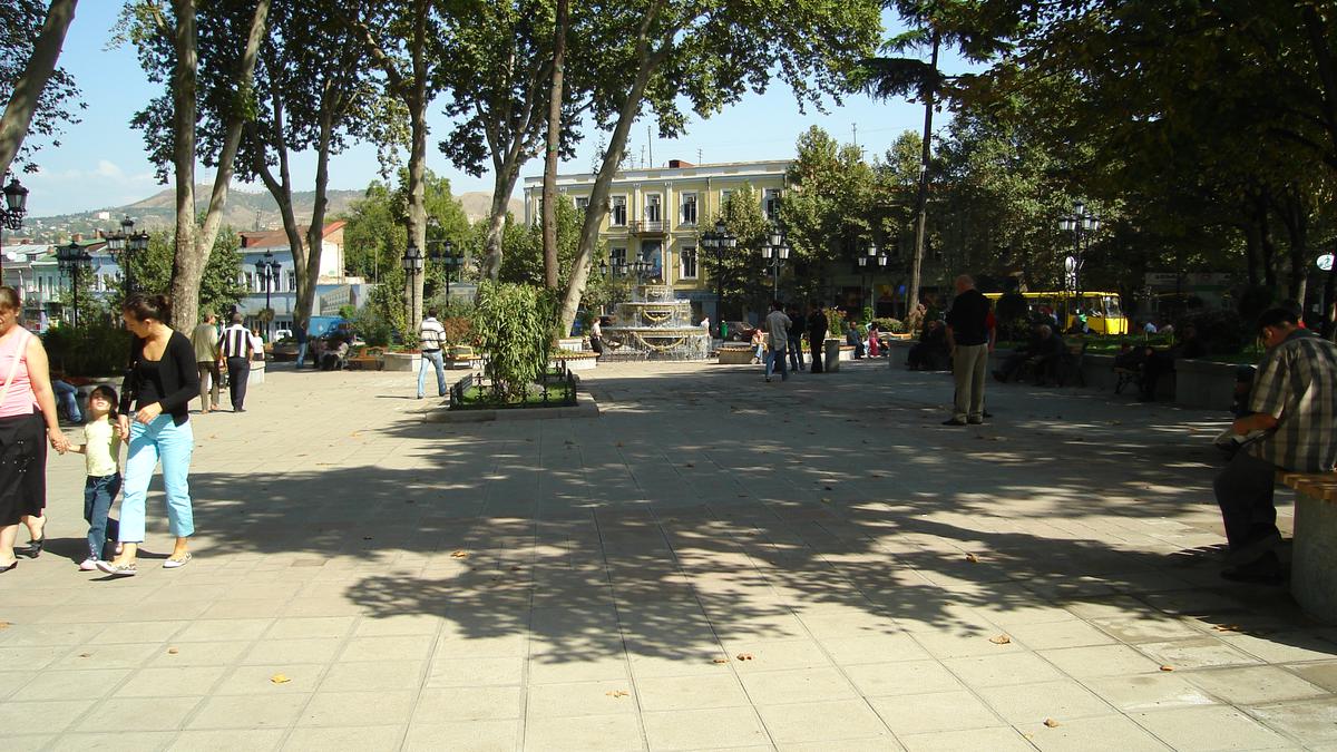 Аллея в Пушкинском саду в Тбилиси