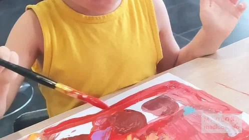 Ребенок рисует в Детском образовательном центре "QAction"