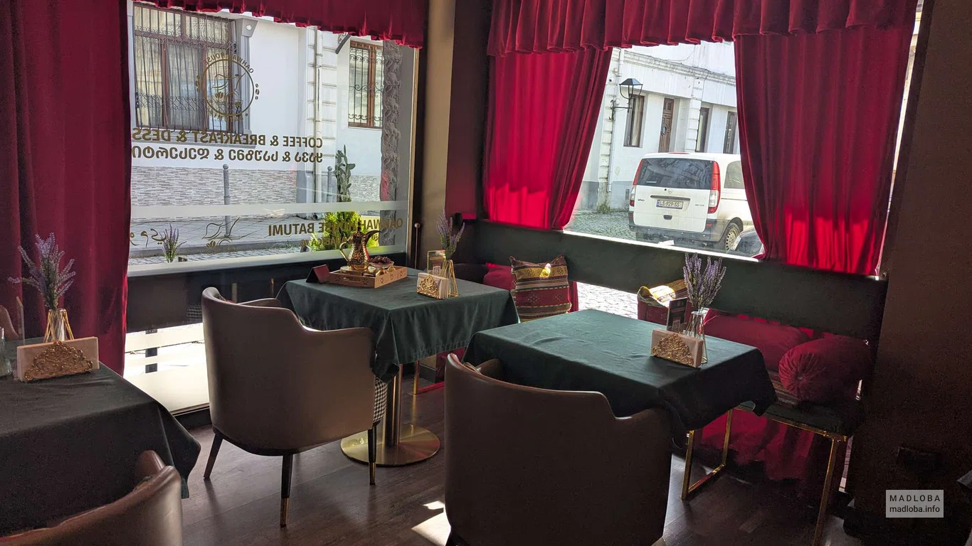Столики в кофейне Qahwah House Batumi