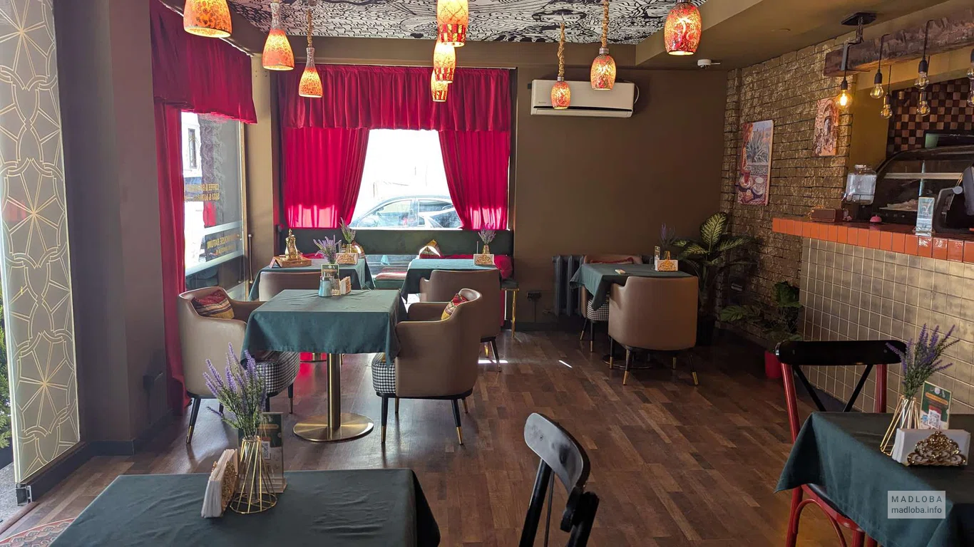 Столики в кофейне Qahwah House Batumi