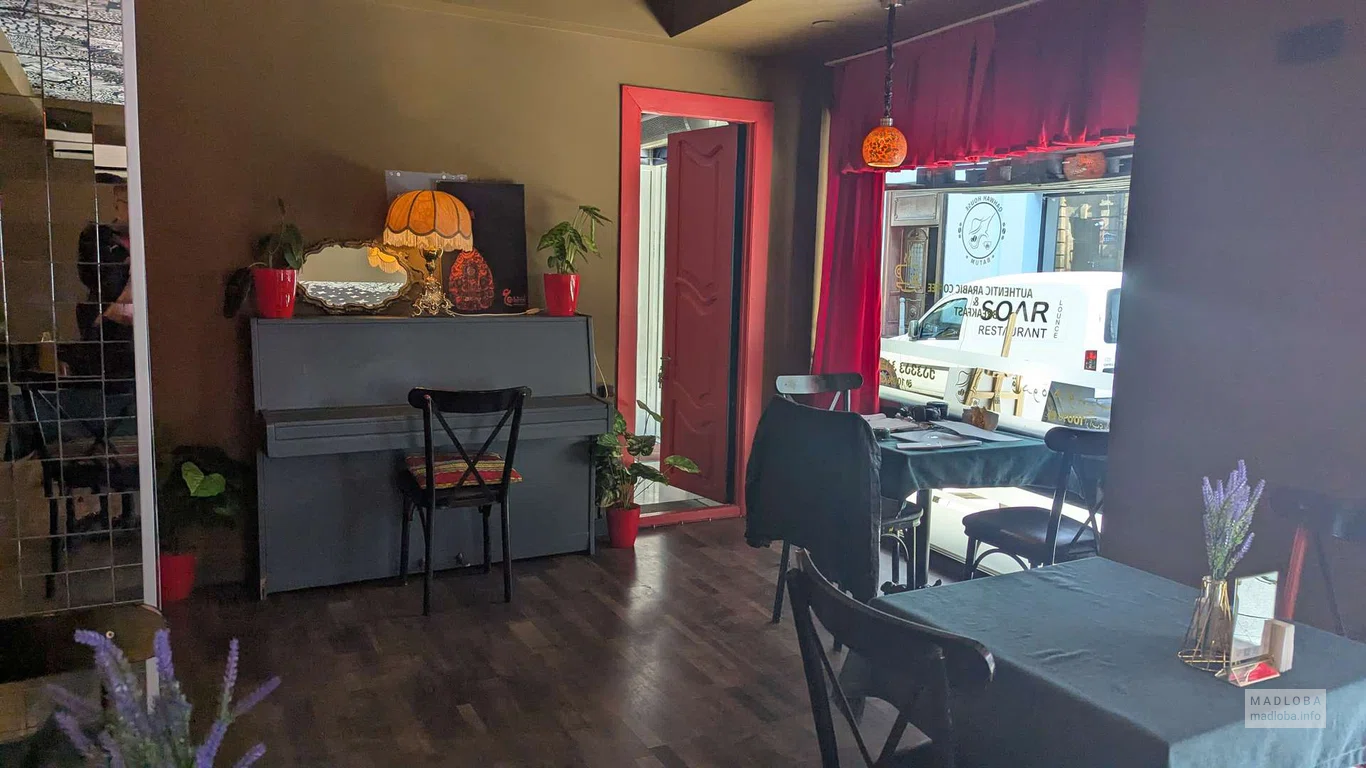 Интерьер в кофейне Qahwah House Batumi