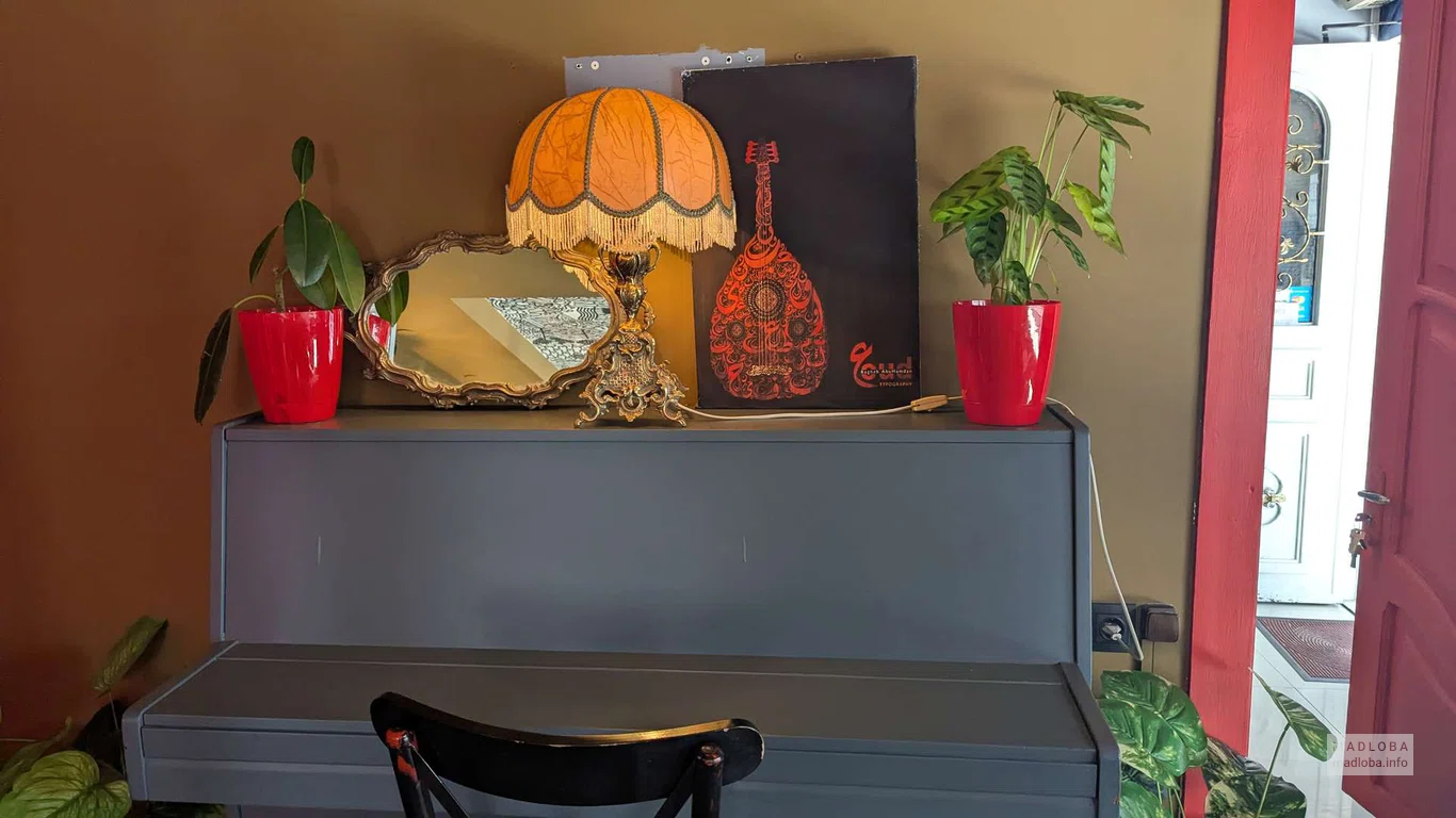 Фортепиано в декоре кофейни Qahwah House Batumi