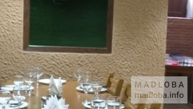 Засервированный столик в кафе Рача духан в Грузии