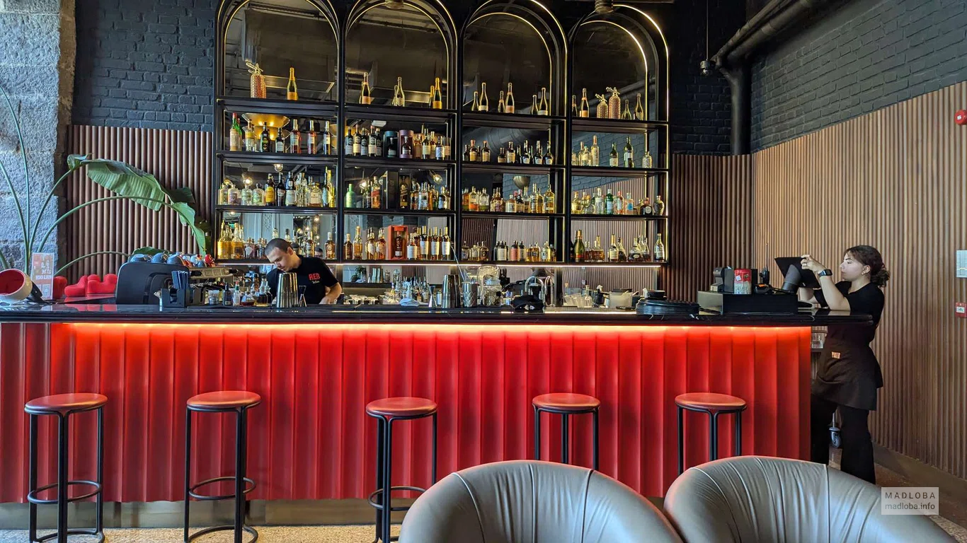 Radisson RED Tbilisi — лобби-бар, стиль и городской вайб