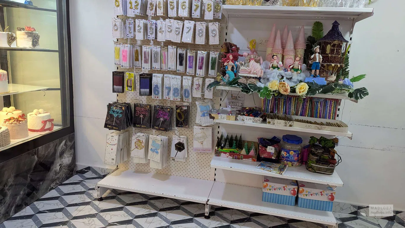 Свечки и другая атрибутика для праздников в кондитерской Raffaello в Батуми