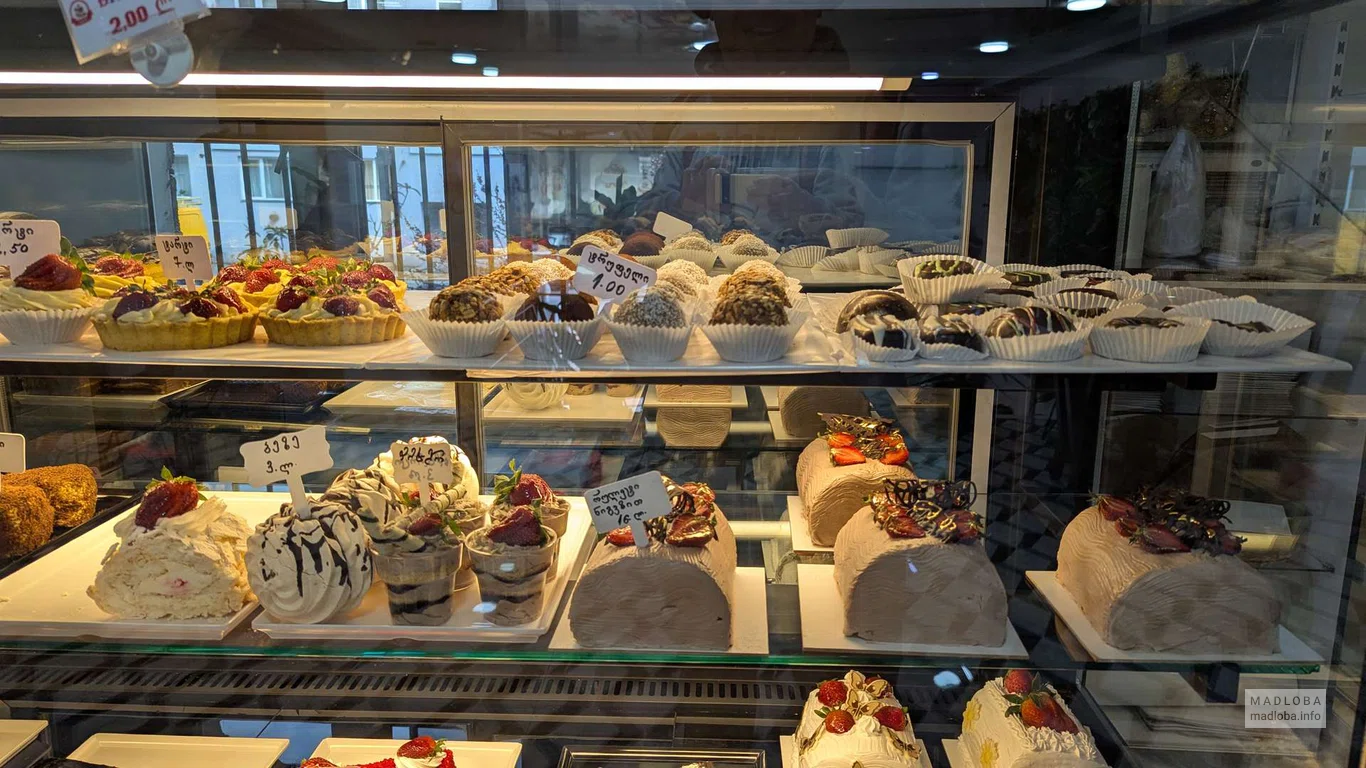 Вкусные пирожные в кондитерской Raffaello в Батуми