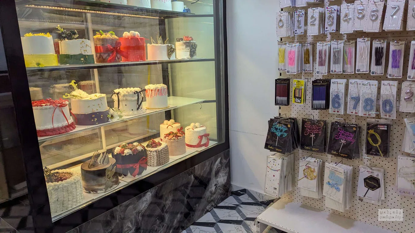 Витрина с тортами в кондитерской Raffaello в Батуми