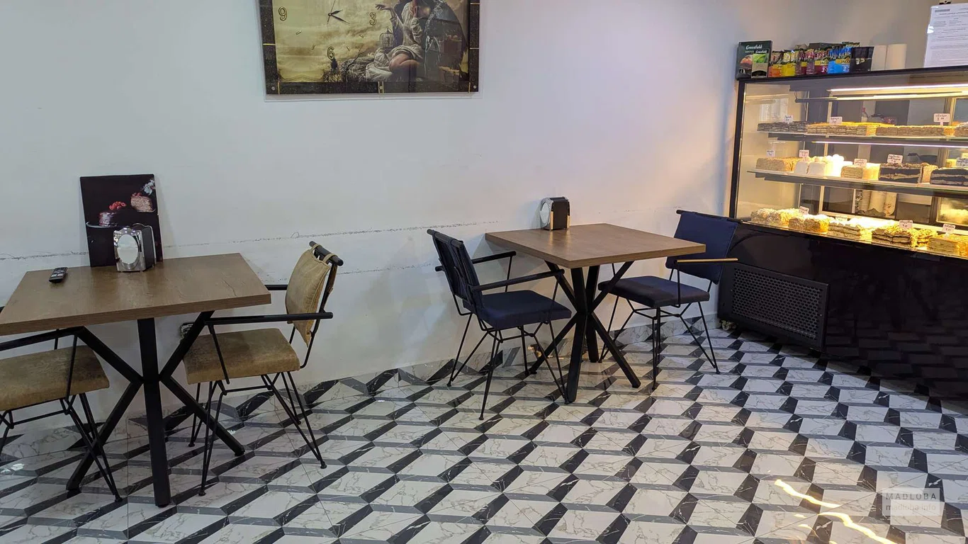 Столики в кондитерской Raffaello в Батуми