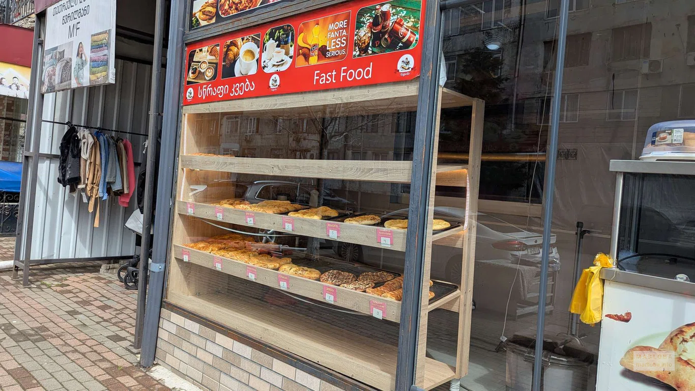 Выпечка в кондитерской Raffaello в Батуми