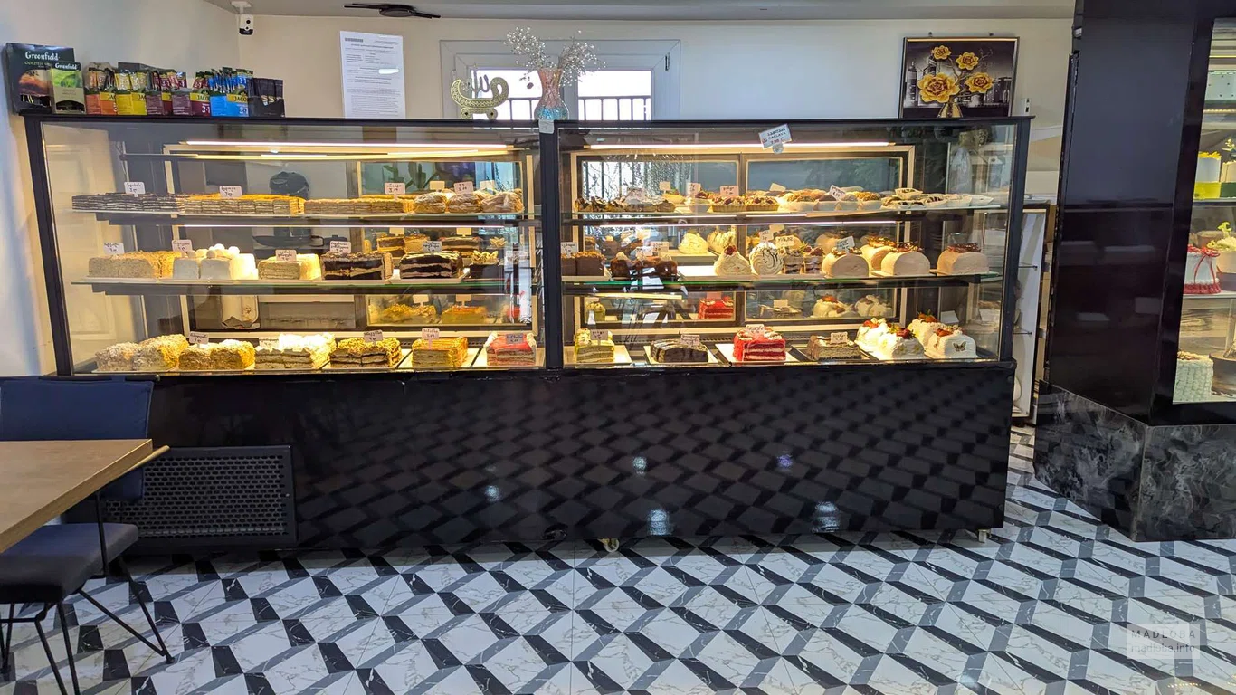 Витрина со сладостями в кондитерской Raffaello