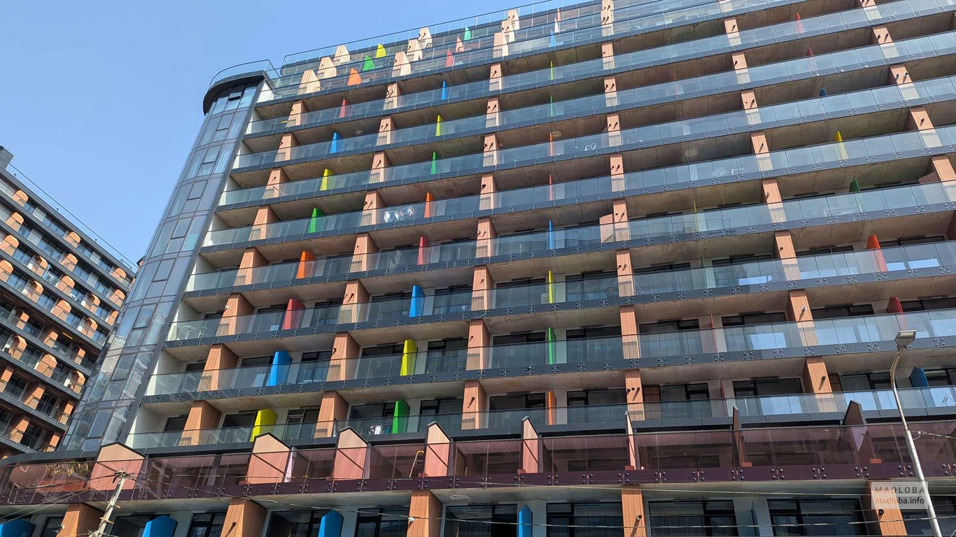 Rainbow в Батуми - яркий фасад, современные апартаменты и магазины у дома