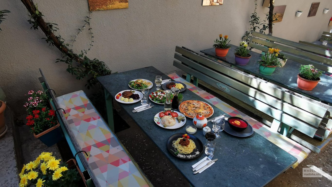 Стол с блюдами грузинской кухни Rainer's Cafe