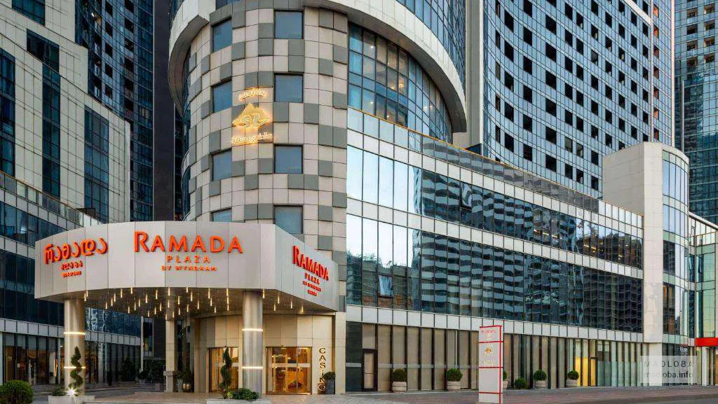 Роскошно декорированный отель Ramada Plaza