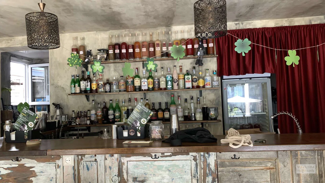 Барная стойка и напитки в Ramblin' Bar