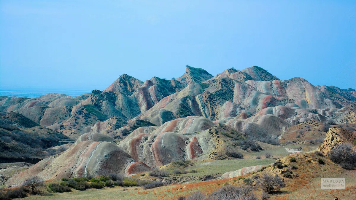 Панорамный вид на Разноцветные горы Мравалцкаро
