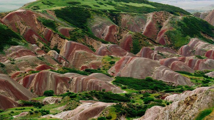 Multi-colored mountains of Mravaltskaro