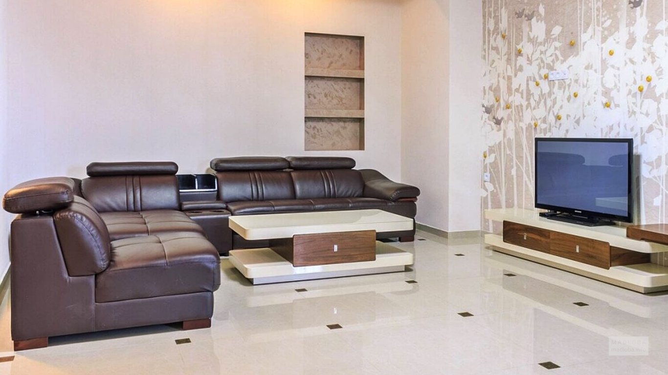 Квартира с кожаным диваном от компании Реальный Тбилиси