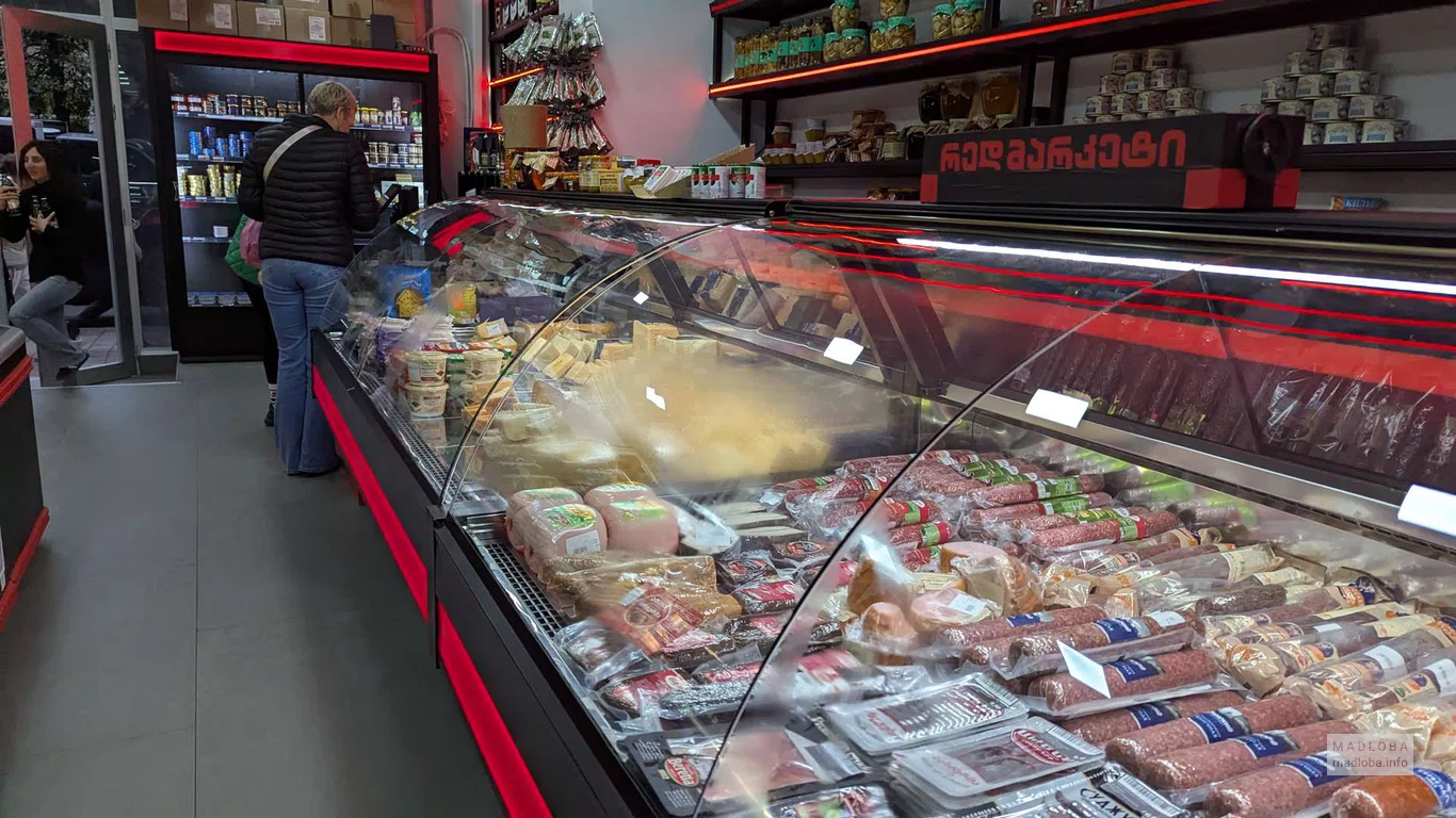 Сыры и колбасы в магазине Red Market