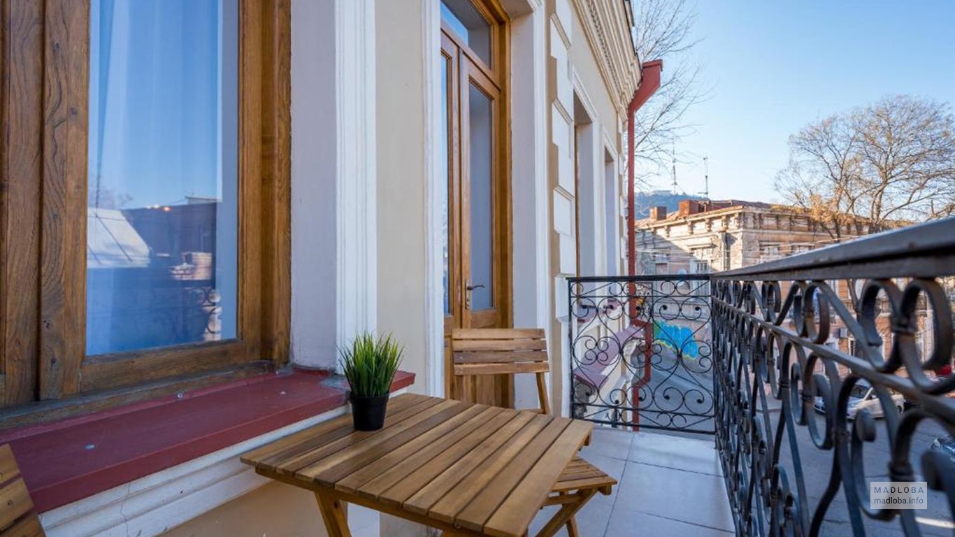 Столик на балконе отеля в Грузии