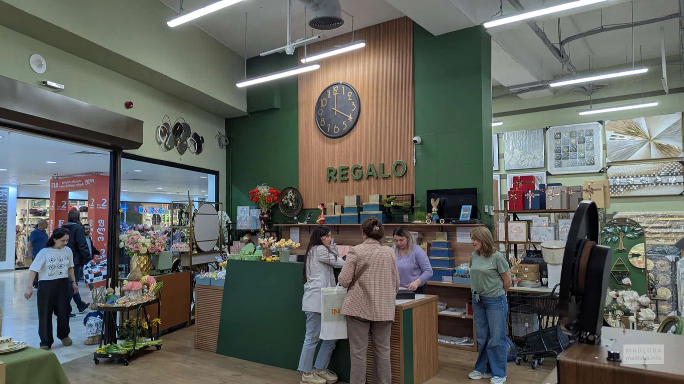 Покупатели на кассе в магазине подарков Regalo Gallery Батуми