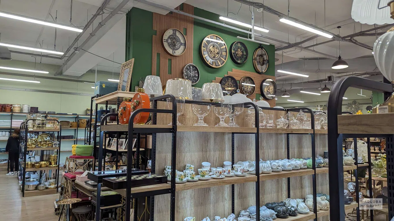 Часы и лампы в магазине Regalo Gallery