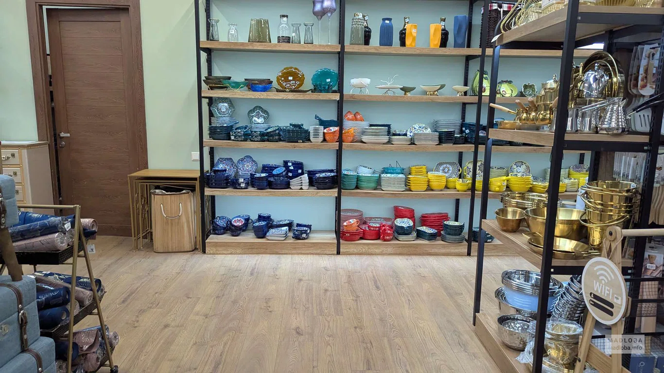 Красивая посуда в Regalo Gallery в МетроСити Батуми
