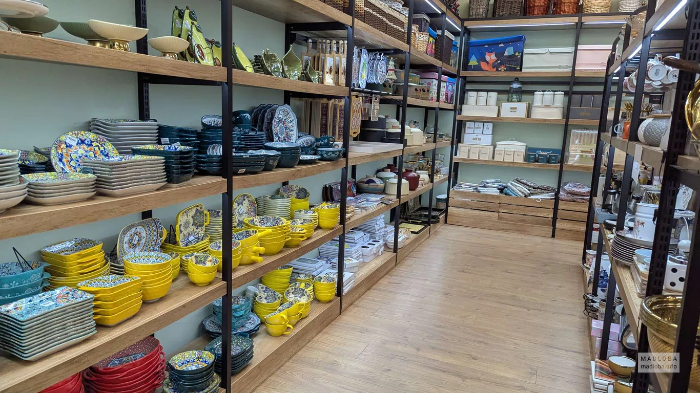 Большой ассортимент посуды в Regalo Gallery