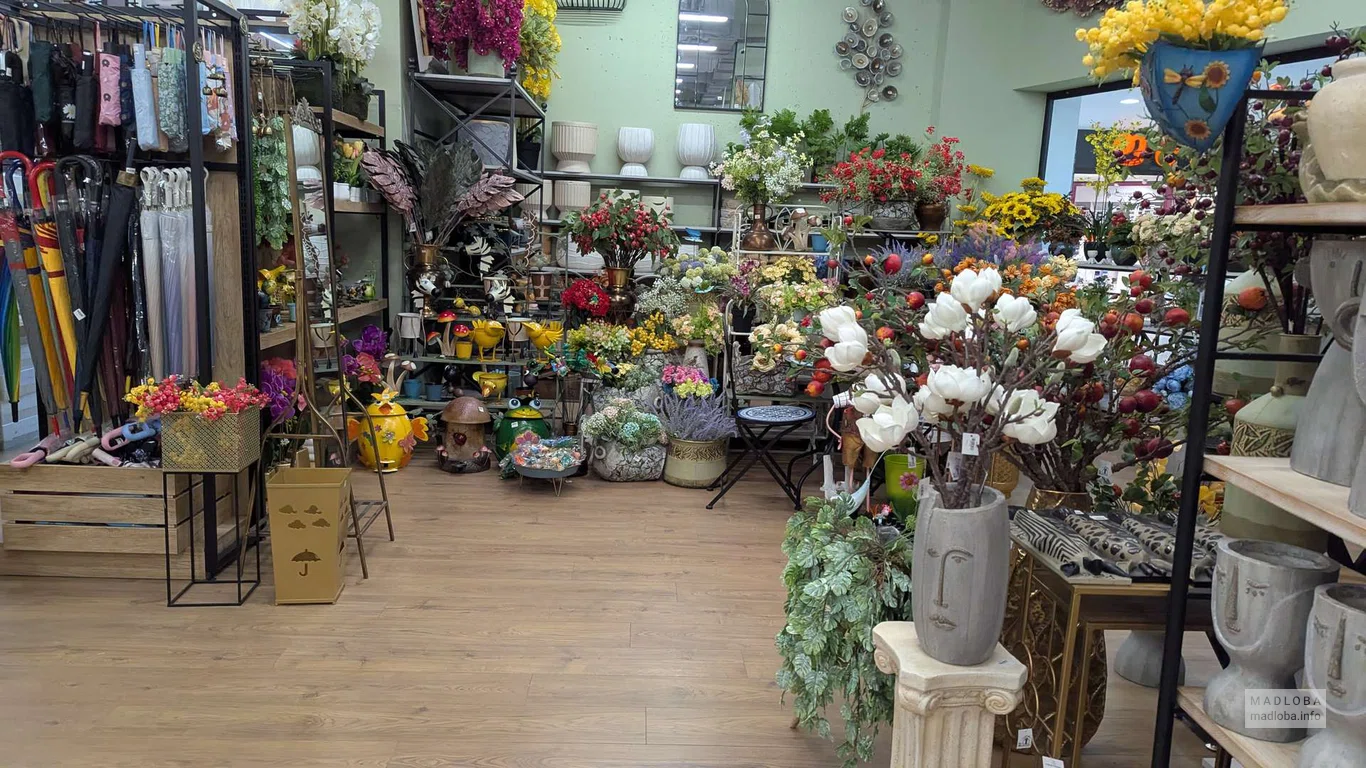 Вазы и цветы в магазине Regalo Gallery