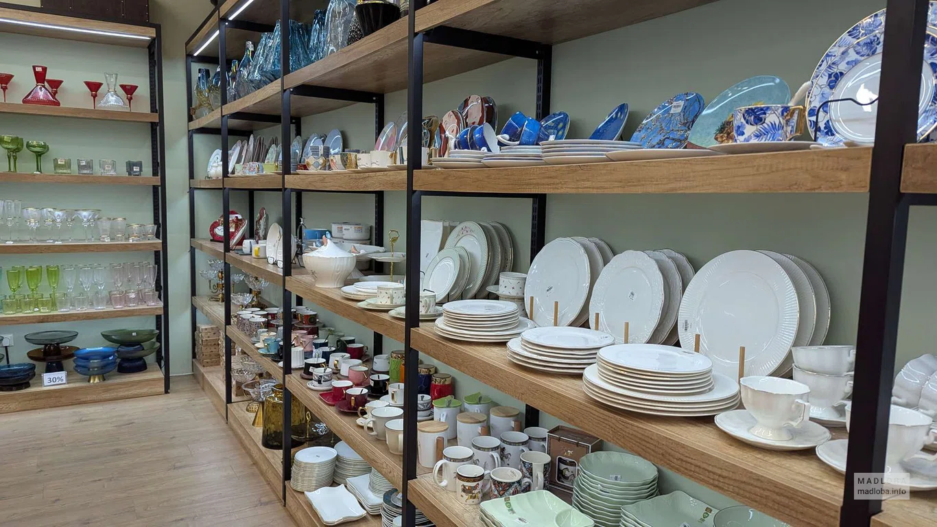 Тарелки, бокалы и фужеры в магазине Regalo Gallery в Батуми