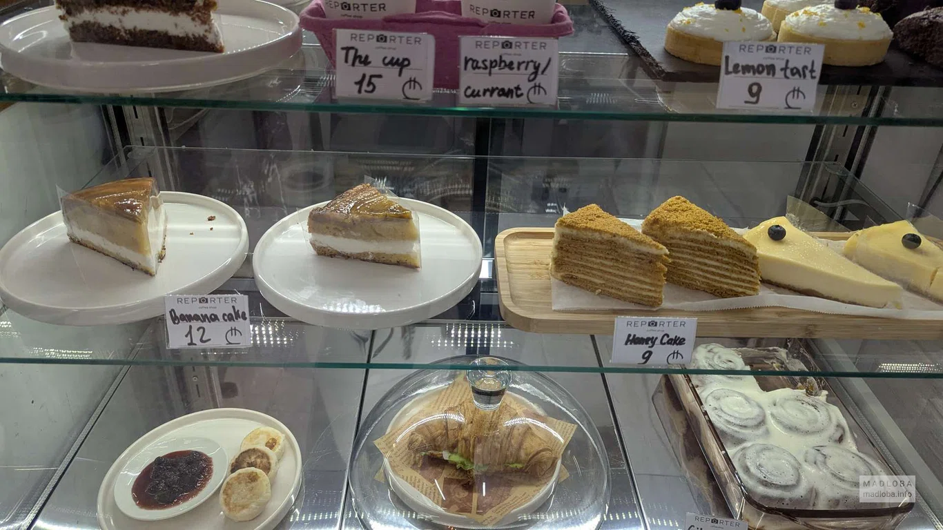 Вкусные пирожные в кофейне Reporter