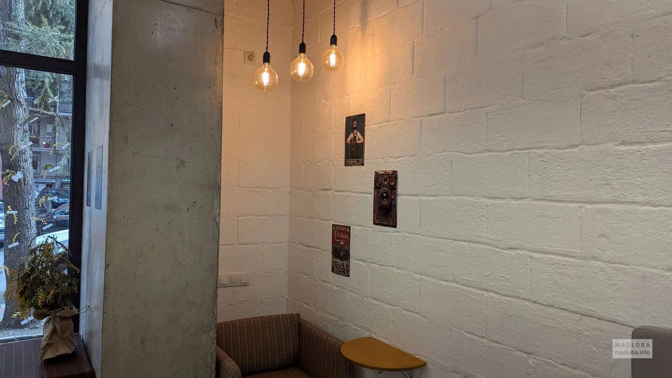Атмосфера кофейни Reporter Coffee Spot в Батуми