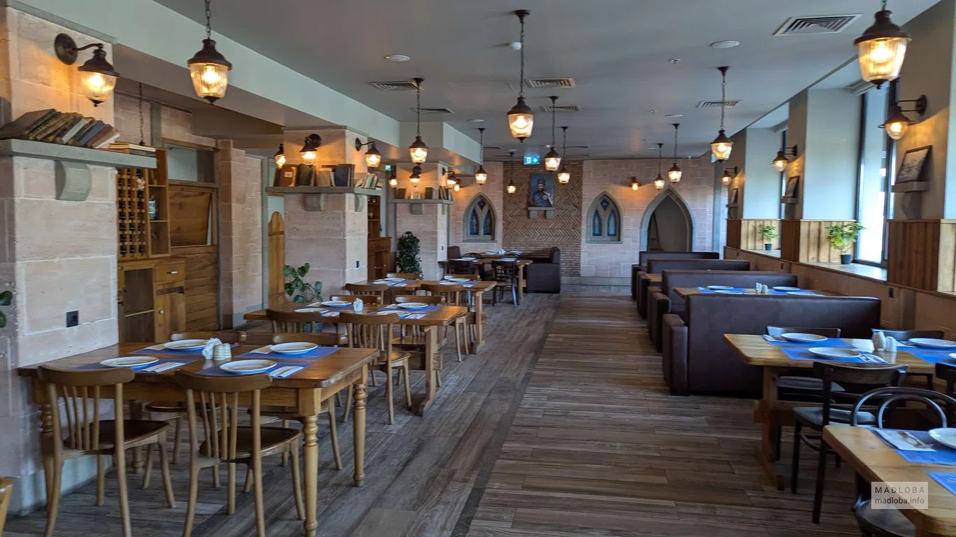 Общий вид зала Batontan в Телави