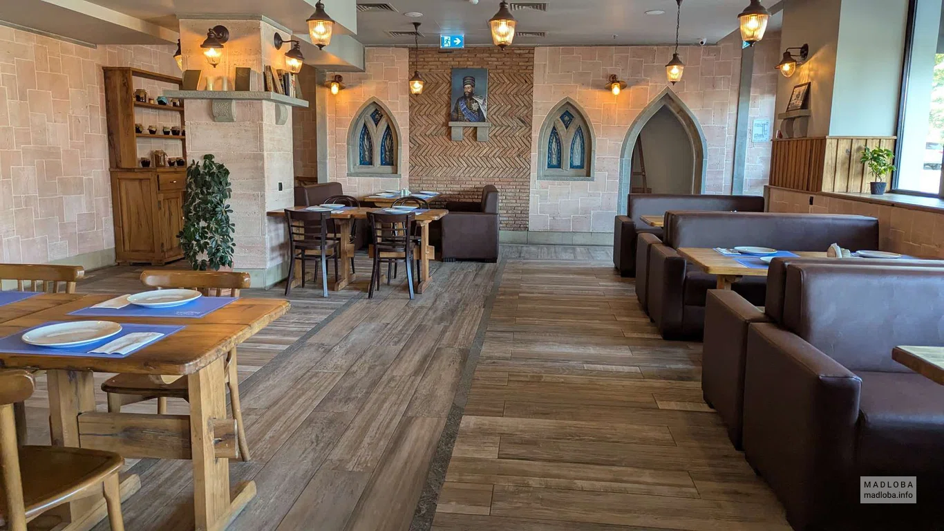 Интерьер Batontan — просторный зал с арками