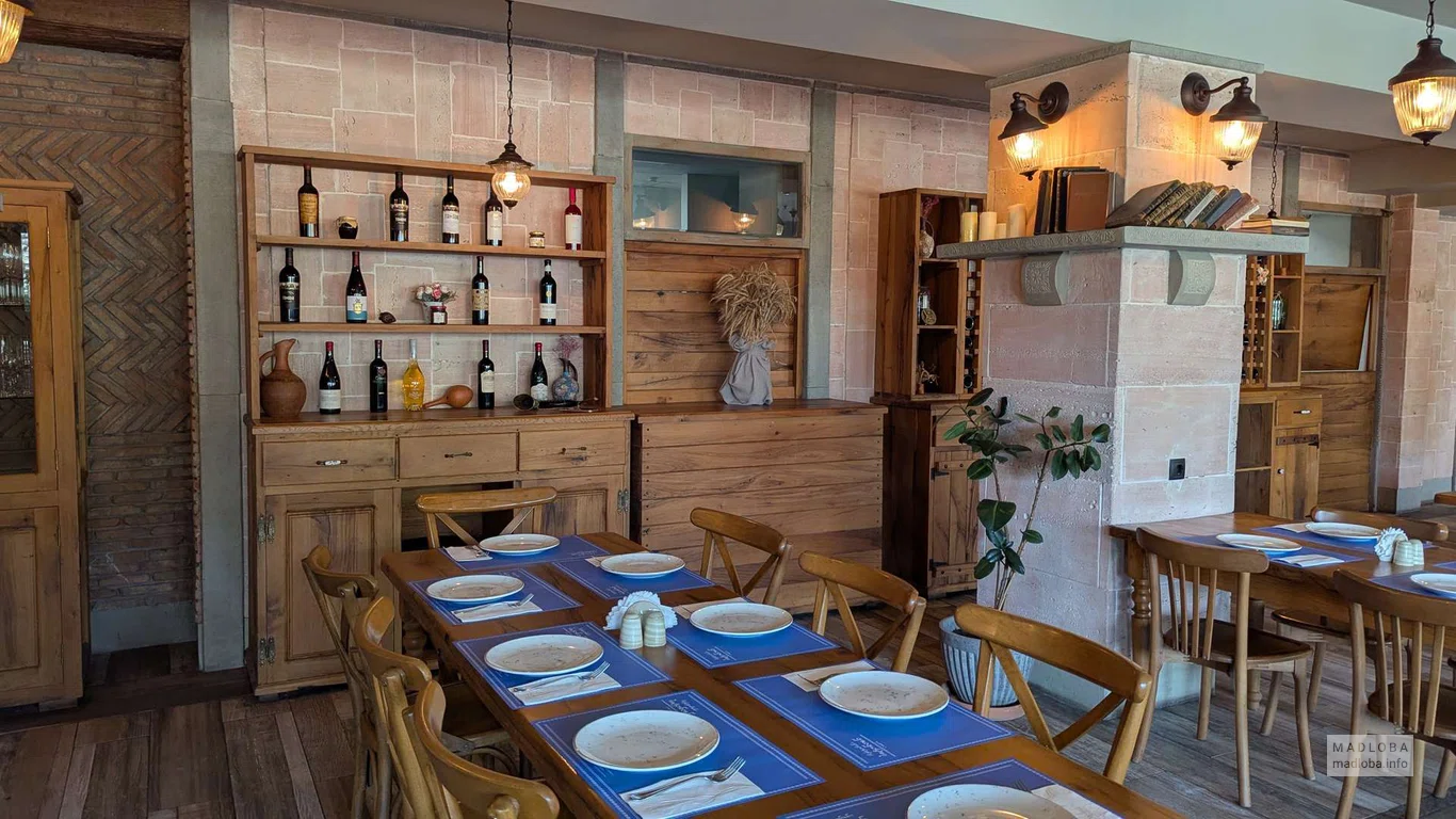 Винный стеллаж и декор в Batontan