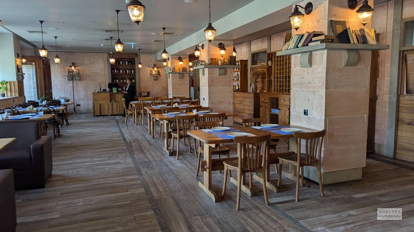 Ресторан Batontan — уютные столики и диваны