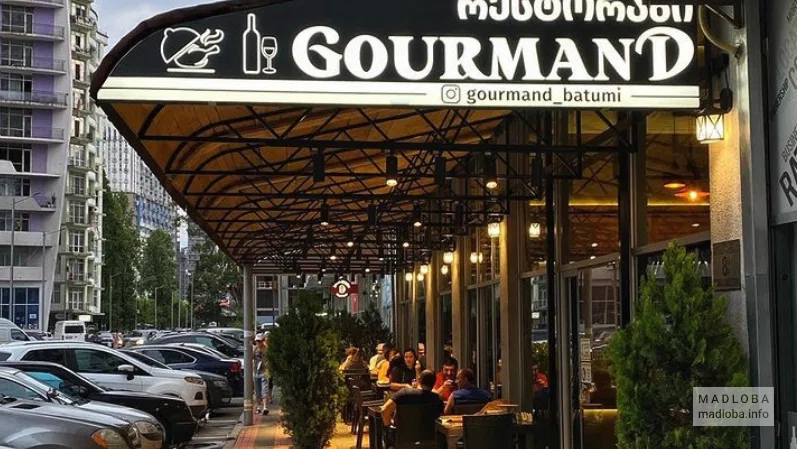 Вид на вход в ресторан Гурман