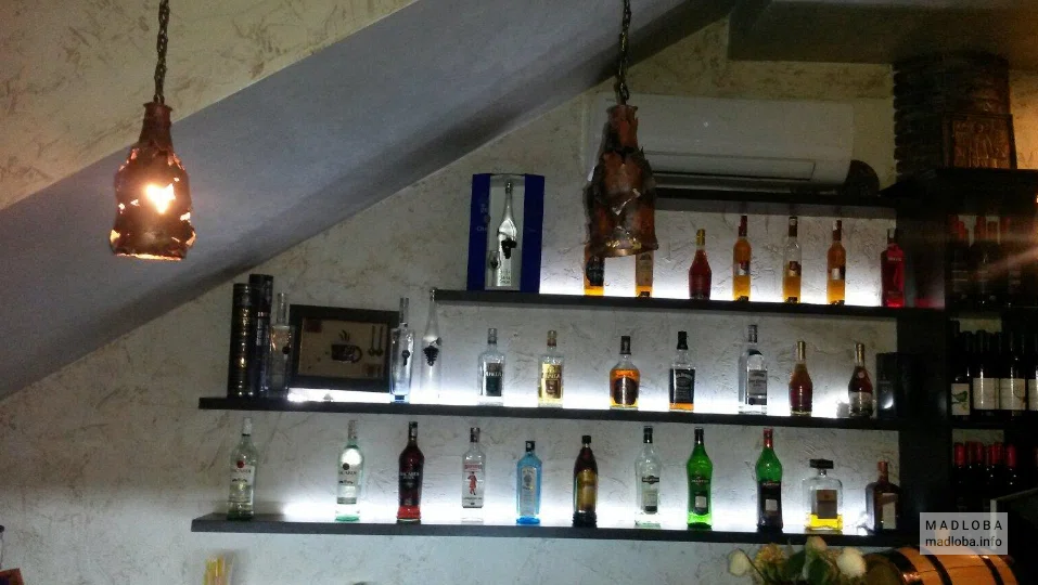 Алкоголь на полках в ресторане Копе