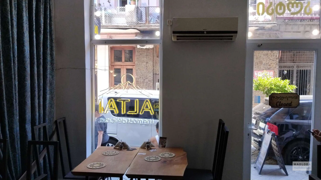 ресторан Алтай вид улицы из окна