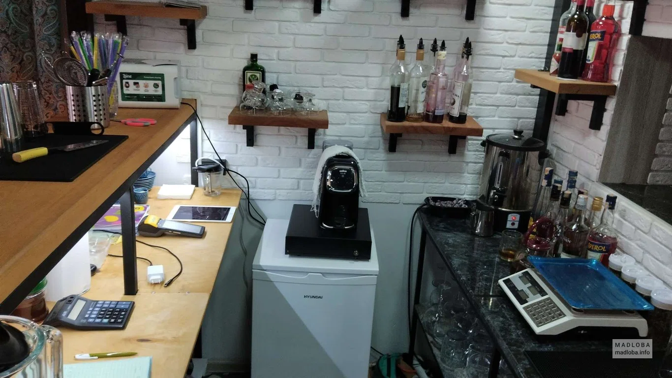 барная стойка и кассовый аппарат в ресторане Алтай