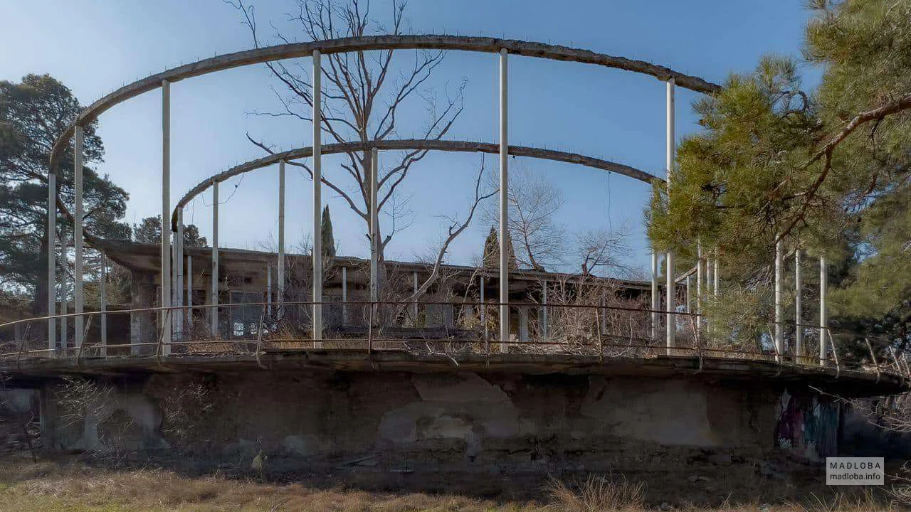 Летняя терраса, ускользнувшая во времени — заброшенный ресторан «Иори» в Тбилиси
