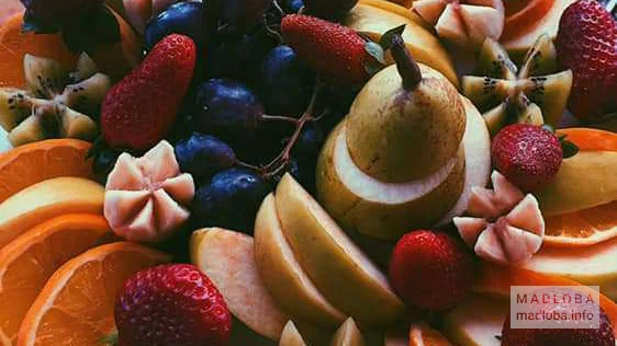 Подача фруктов