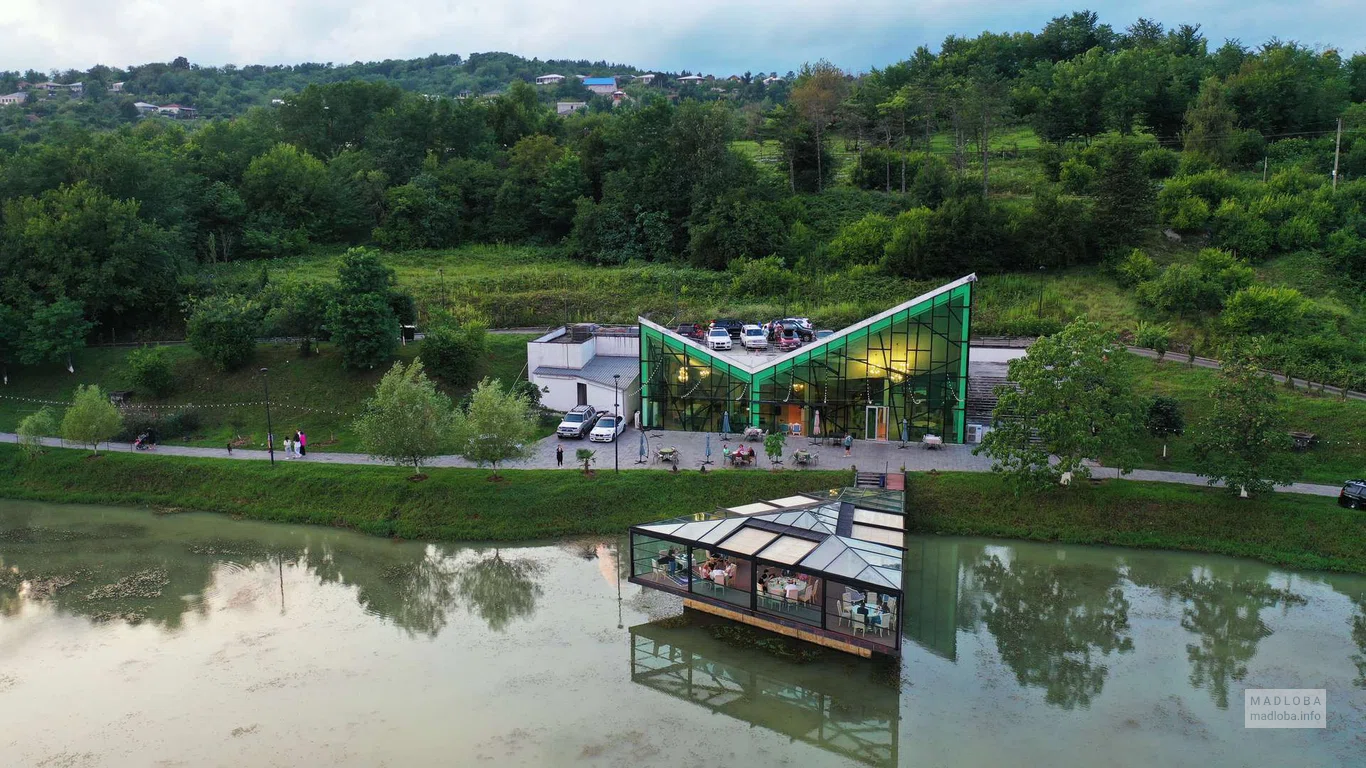 Вид с озера на ресторан Lake side