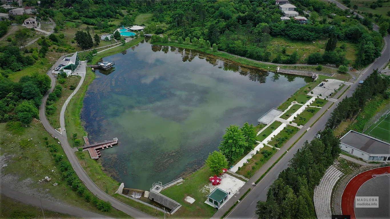 Вид сверху на ресторан Lake side