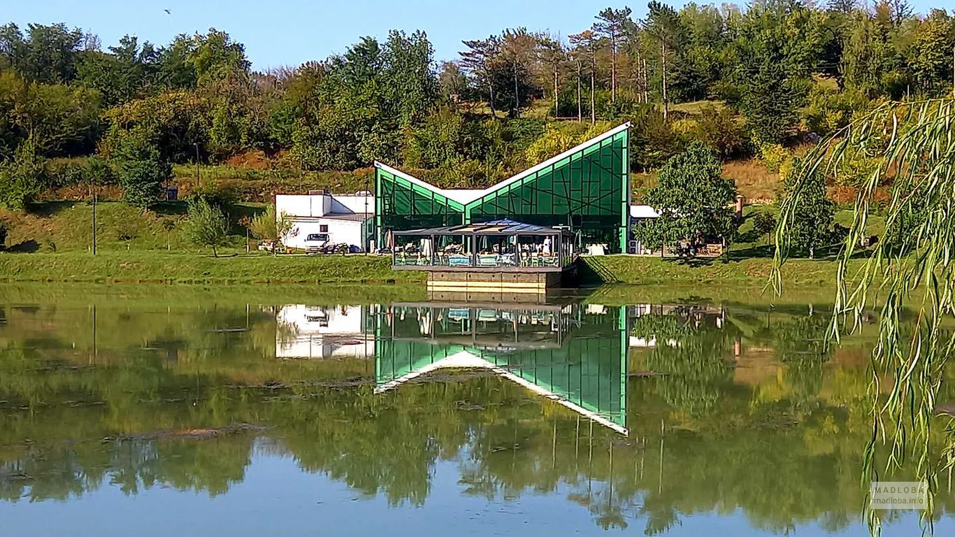 Вид на ресторан Lake side