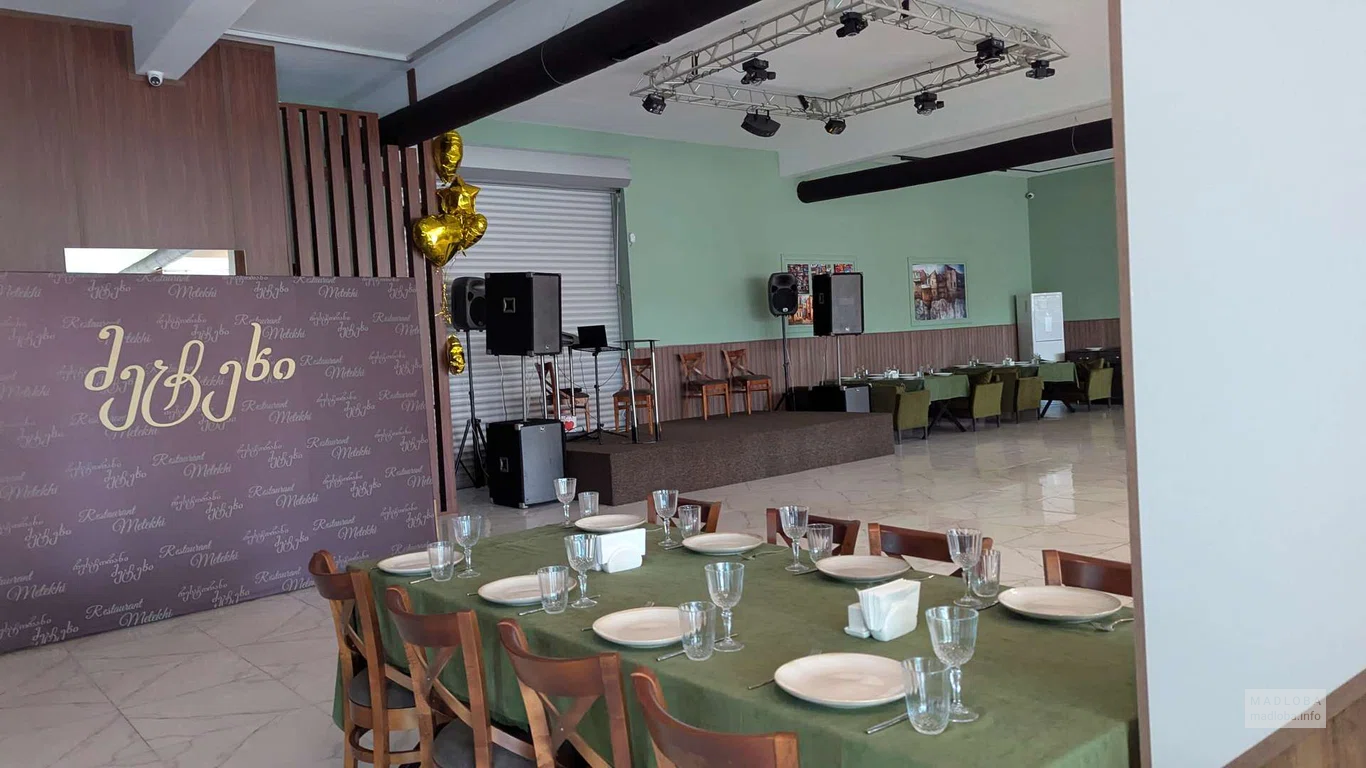 Сцена и зона для фотосессии в ресторане Метехи